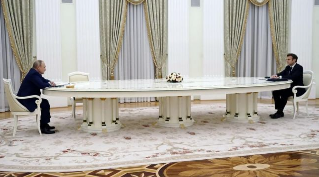 Putin are o masă atât de mare încât ar avea loc la ea toți cei 3000 de generali ai României