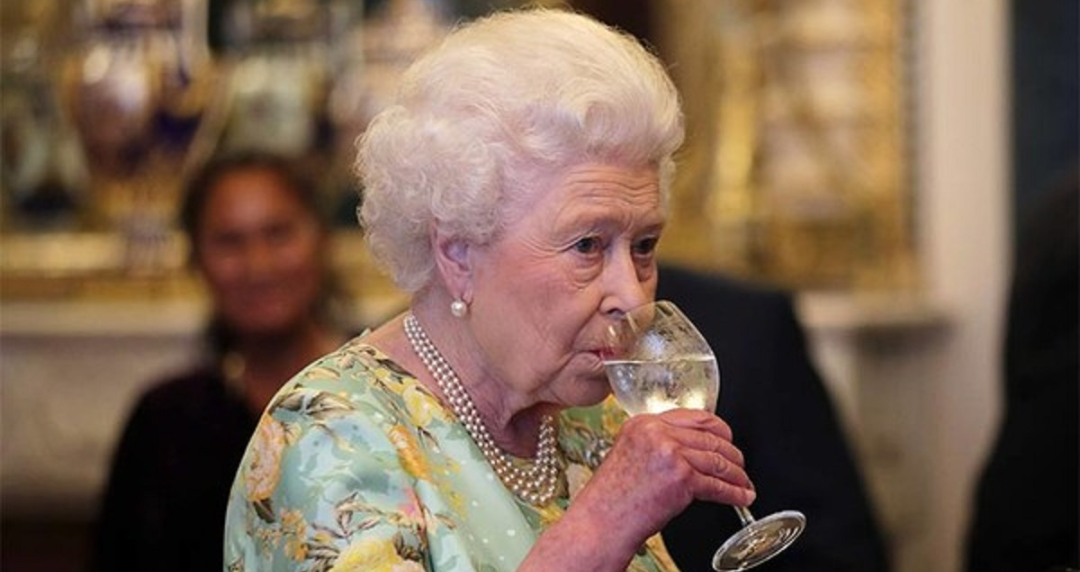 Regina Elisabeta a II-a bea atât de mult vin românesc încât Anglia ne datorează câteva miliarde pe caiet!