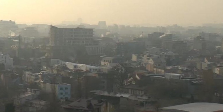 Poluare masivă în Bucureşti: a luat foc un câmp de prezervative folosite de lângă Gara de Nord!