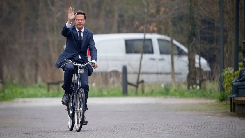 Premierul Olandei merge cu bicicleta la serviciu. Veorica nici n-ar ști care e șaua, s-ar urca cu curul pe ghidon!
