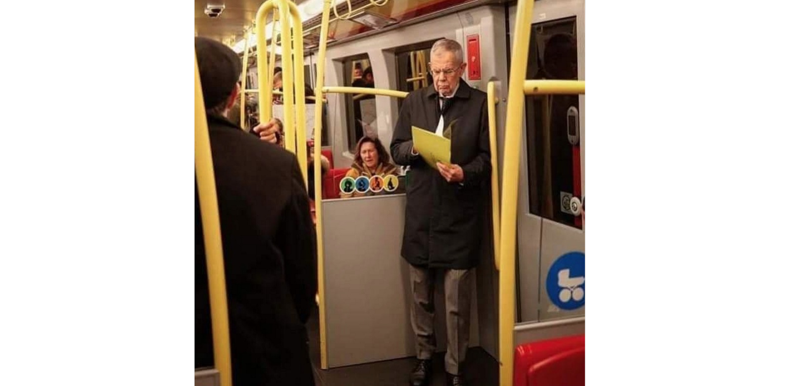 Președintele Austriei în metroul vienez, fără gardă de corp, fără girofar pe vagon ca să se dea la o parte celelalte vagoane