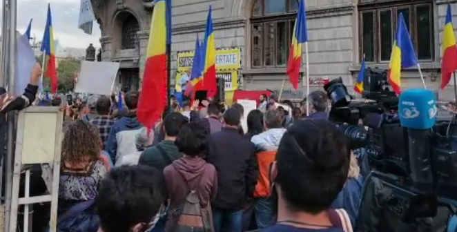 Sute de bucureşteni au protestat împotriva măştii sperând că Jandarmeria va pune tunul cu apă caldă pe ei!