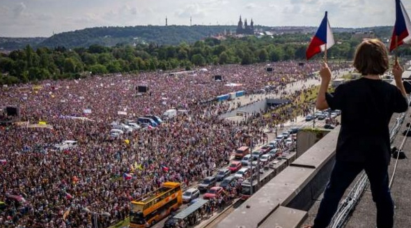 Ce proști și jandarmii din Cehia: să ai atâția oameni pașnici la protest și să nu-i gazezi, să nu-i rupi cu bătaia!