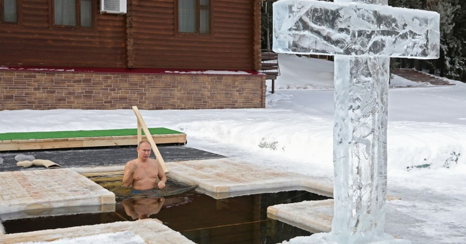 Putin a făcut baie într-un bazin cu apă îngheţată ca să se dea mare. Bucureștenii fac băi de astea in fiecare seară și nu se mai laudă