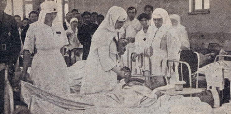 Regina Maria, soră medicală şi "mama răniților' la epidemia de tifos din 1916. Cu echipament de protecție din ăla vechi, fără buzunar