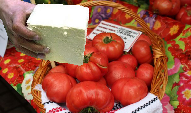 Roșiile românești din Turcia merg cel mai bine cu brânza de Sibiu din lapte bulgăresc!