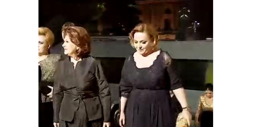 Rovana și Carmen Dan, îmbrăcate la Ateneu ca la o nuntă cu înmormântare la final!