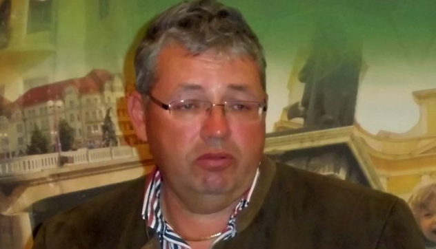Șeful Consiliului Județean Bihor se recomandă pe internet "Pasztor Sandor from Hungary". De luna viitoare să-i bage Hungary salariul pe card!