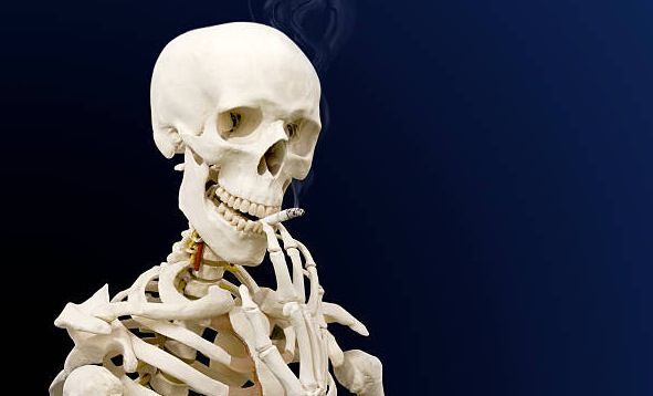 Ministerul Sănătății ia în calcul interzicerea fumatului pentru cei decedați după 2010
