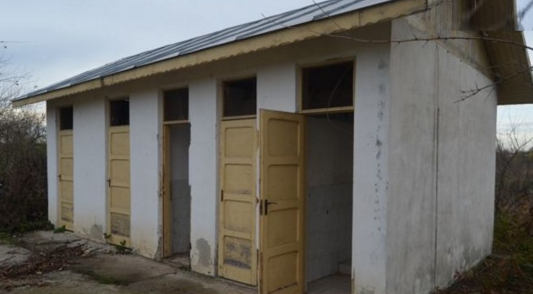 S-a găsit soluția pentru școlile cu toalete în curte: copiii vor veni cu olițele de acasă!