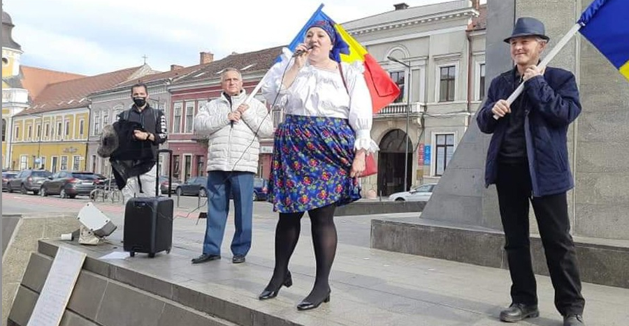 Apariție de vis a Dianei Șoșoacă la Cluj! Protestatarii au uitat de mască şi au strigat "Sus textila!"