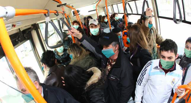 În autobuzele din Bucureşti vor fi distribuite măşti împotriva virusului lipsei apei calde şi a deodorantului!