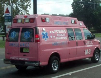 Stați în casă! Pe străzi circulă o ambulanță roz cu două asistente care răpesc bărbați și le fac sex oral!
