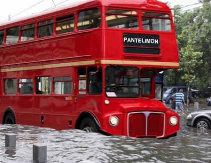 Bucureștenii vor autobuze supraetajate ca la Londra, ca să nu le mai intre apă în pantofi când plouă!