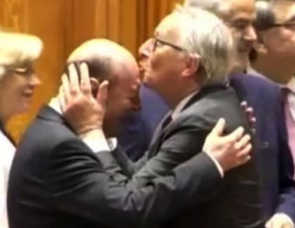 De fapt, Juncker l-a pupat pe Băsescu în fund