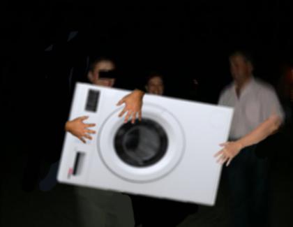 Incident la o nuntă de moldoveni: Au furat mașina de spălat crezând că e mireasa!