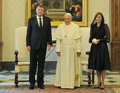 Critici de feișăn despre rochia purtată de Carmen Iohannis la întâlnirea cu Papa