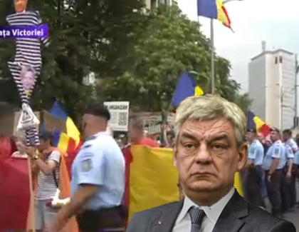 Mihai Tudose a ieșit la protest! Se zvonește că se dau 50 de lei de om, 30 de lei de câine și o juma' de votcă de premier