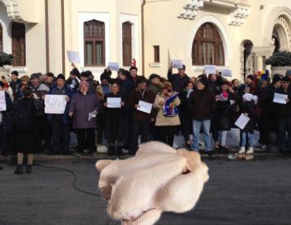 S-a spart mitingul lui Pleșoianu: o mână criminală a aruncat un pui congelat în fața manifestanților!