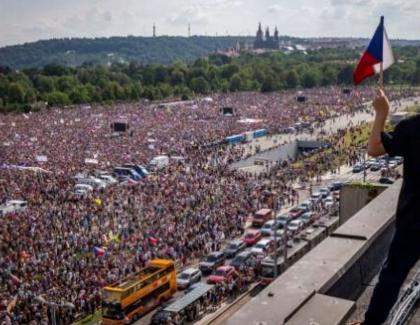 Ce proști și jandarmii din Cehia: să ai atâția oameni pașnici la protest și să nu-i gazezi, să nu-i rupi cu bătaia!