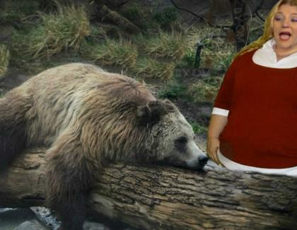 Un urs s-a întâlnit cu Diana Șoșoacă și a făcut pe mortul de teamă să nu-l mănânce!