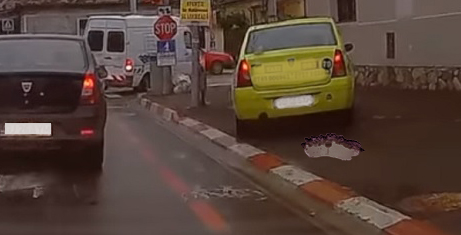 Un taximetrist dă primăria în judecată pentru că şi-a rupt maşina în gropile de pe trotuar!