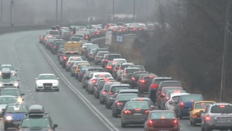 Românii blocați în trafic la Nistoreşti aşteaptă de 4 ore Unirea Mică cu românii blocați în trafic la Comarnic!
