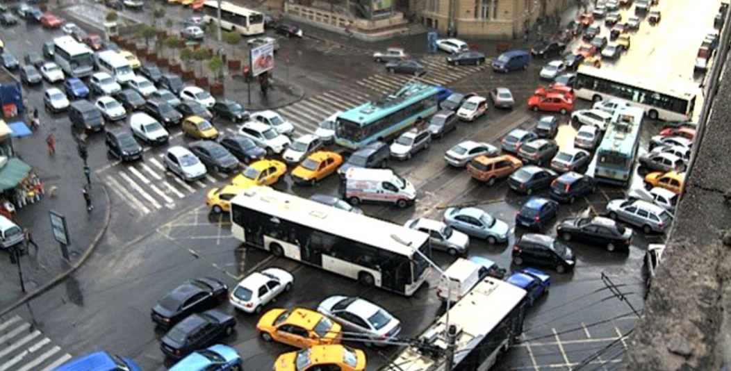 Tariful pe oră la transportul în comun merge în oraşele unde nu stai o oră în stație şi alte două în trafic, cum stai în Bucureşti într-o zi mai liberă