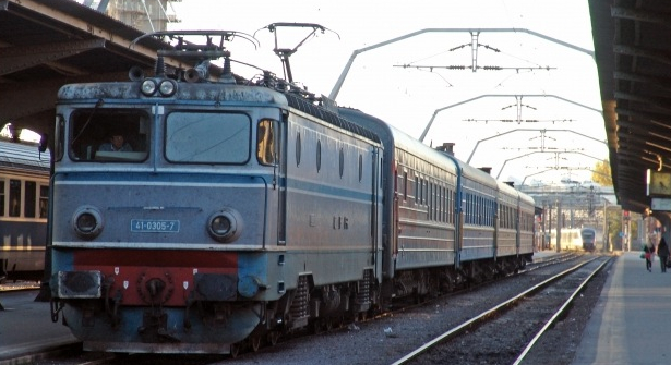 Trenul Arad-București a ajuns la timp pentru că mecanicul știe o scurtătură prin pădure!