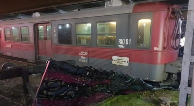 Un tren a încercat să se sinucidă în Gara de Nord, după ce a făcut 8 ore de la Brașov la București!