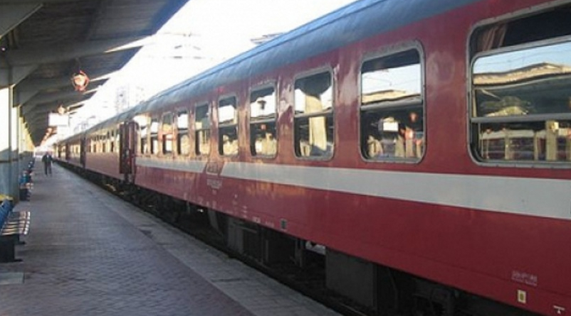 Călătorii unui tren care a ajuns la timp în Gara de Nord au mai stat 3 ore în vagoane, din obișnuință!