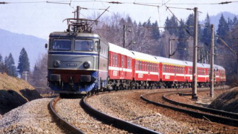 Un tren plecat în iunie din Timișoara spre litoral tocmai a cotit-o spre Predeal, călătorii sperând să prindă măcar Revelionul