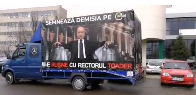 M_IETUDOREL cu camionul: studenților din Iași le e rușine cu rectorul lor!