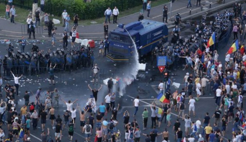 Jandarmeria: "Tunul cu apă a fost încărcat la Belina, ca să simțiți și voi gustul, sărakilor!"