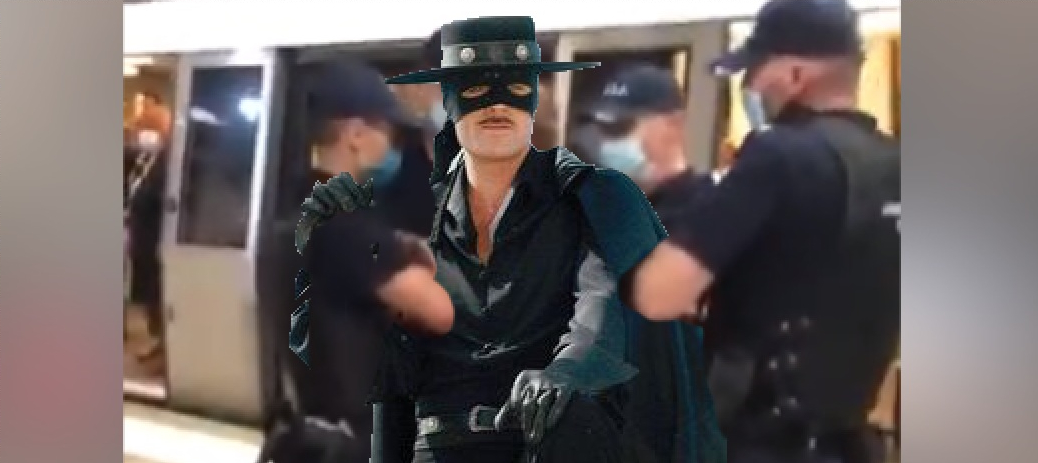 Zorro, încătuşat la metrou fiindcă purta masca greşit!